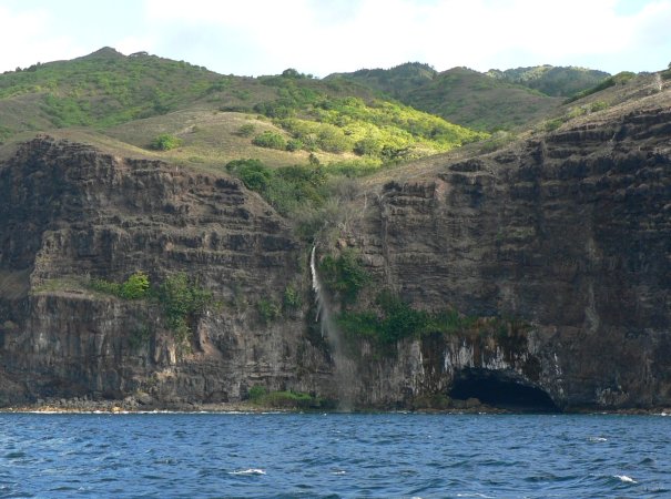 47- Une cascade jaillit de la falaise a l'entree de la baie 